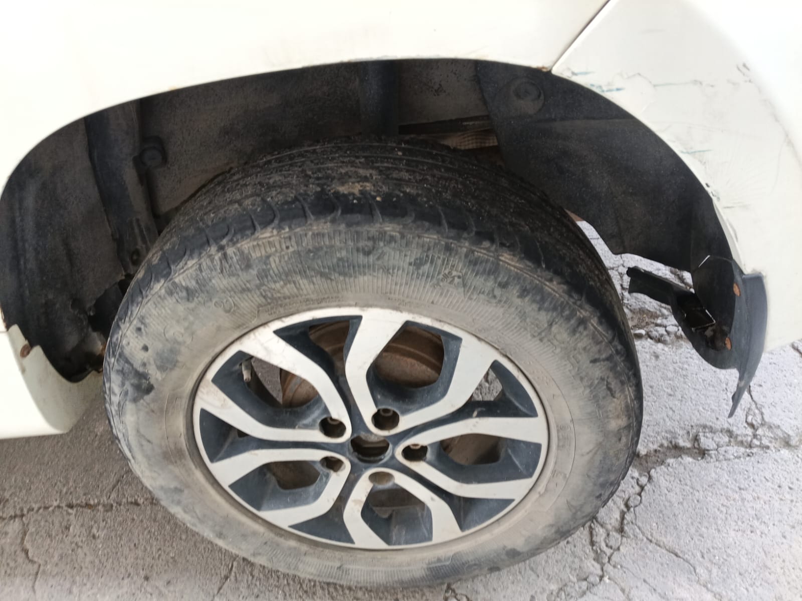 Wheel arch and tyre area with loose liner and body scuffs